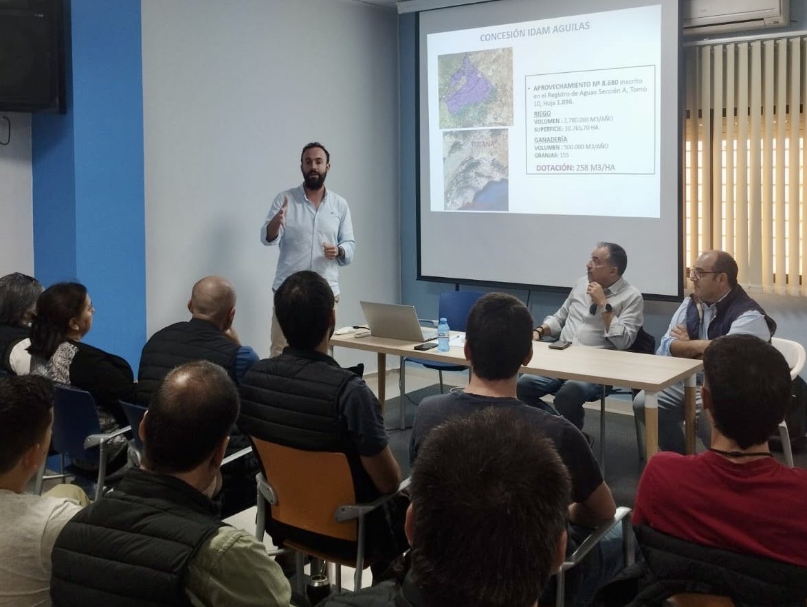 Fercosher's tweet image. La semana pasada recibimos en la @crtotana a los alumnos del V Curso Internacional en #Diseño, #Gestión e #Innovación en #Regadíos @mapagob. 

Compartimos experiencias y visitamos las obras que ejecutamos con @seiasa_es, ejemplo de innovación y sostenibilidad en el campo.