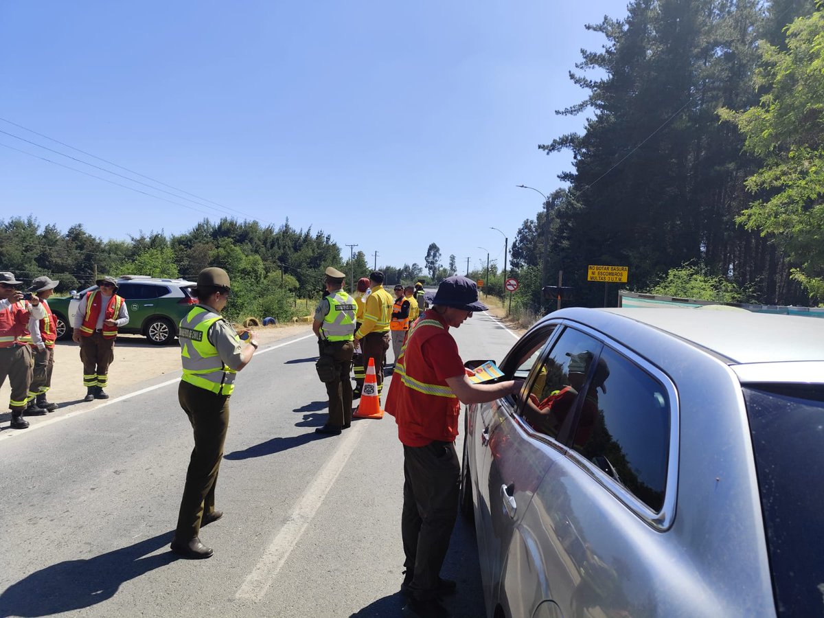 conaf_maule's tweet photo. 🌳Continuamos fomentando la prevención en el #Maule. 
Operativo carretero organizado por la Red de Prevención de #Carabineros. Se realizó en el punto ecológico del Puente #TresArcos en #Linares junto al Municipio, Grupo CERT de #Ancoa y CONAF provincial con la brigada Maqui 7. 🔥 https://t.co/son3gykder