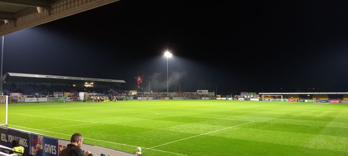 🏟️ || <a href="/l_m_r99/">Louis</a> is also out and about this evening, with his view less obstructed as Sutton face Eastleigh. 

Sutton currently lead 1-0. 

#ForeverAmber🟡