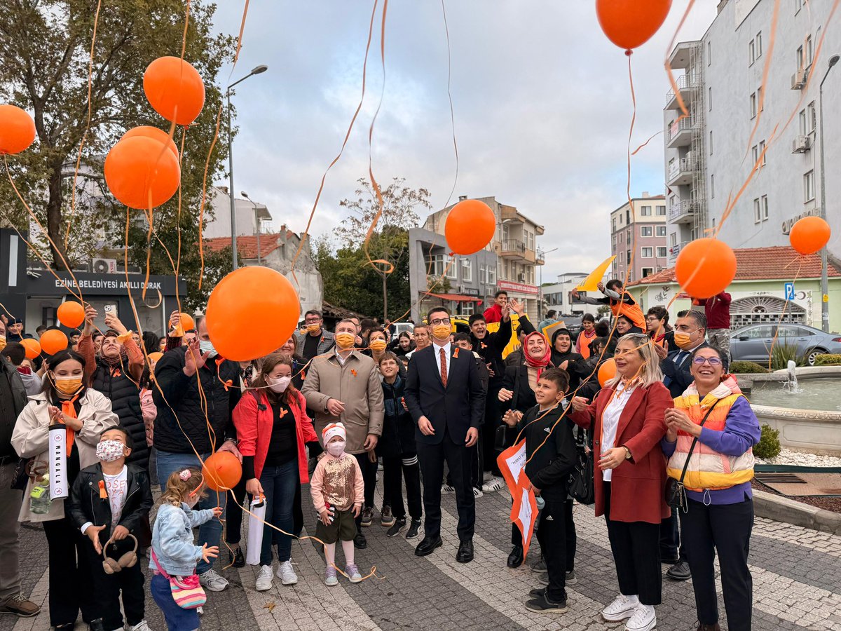 yusufkaptanoglu's tweet photo. “Maskemin Altında Umut Var” 🧡

Lösemili Çocuklar Haftası kapsamında Ezine Belediyemizle birlikte düzenlediğimiz farkındalık yürüyüşünde; çocuklarımızın cesareti, ailelerinin azmi ve ilçemizin dayanışma gücüyle bir kez daha umut olduk, mutluluk gördük.

Bu anlamlı programı birlikte gerçekleştirdiğimiz Belediye Başkanımız Güray Yüksel’e, katkı sunan değerli çalışma arkadaşlarıma, öğretmenlerimize, öğrencilerimize, siyasi parti ve STK temsilcilerine ve tüm hemşehrilerimize teşekkür ediyorum.

Birlikte olduğumuzda, en zor mücadeleler bile daha kolay.
🧡🎗️

#EzineiyilikleGülüyor
#LösemiliÇocuklarHaftası
#BenimişimSeviiçin #BereketiyleEzine #Ezine #Çanakkale