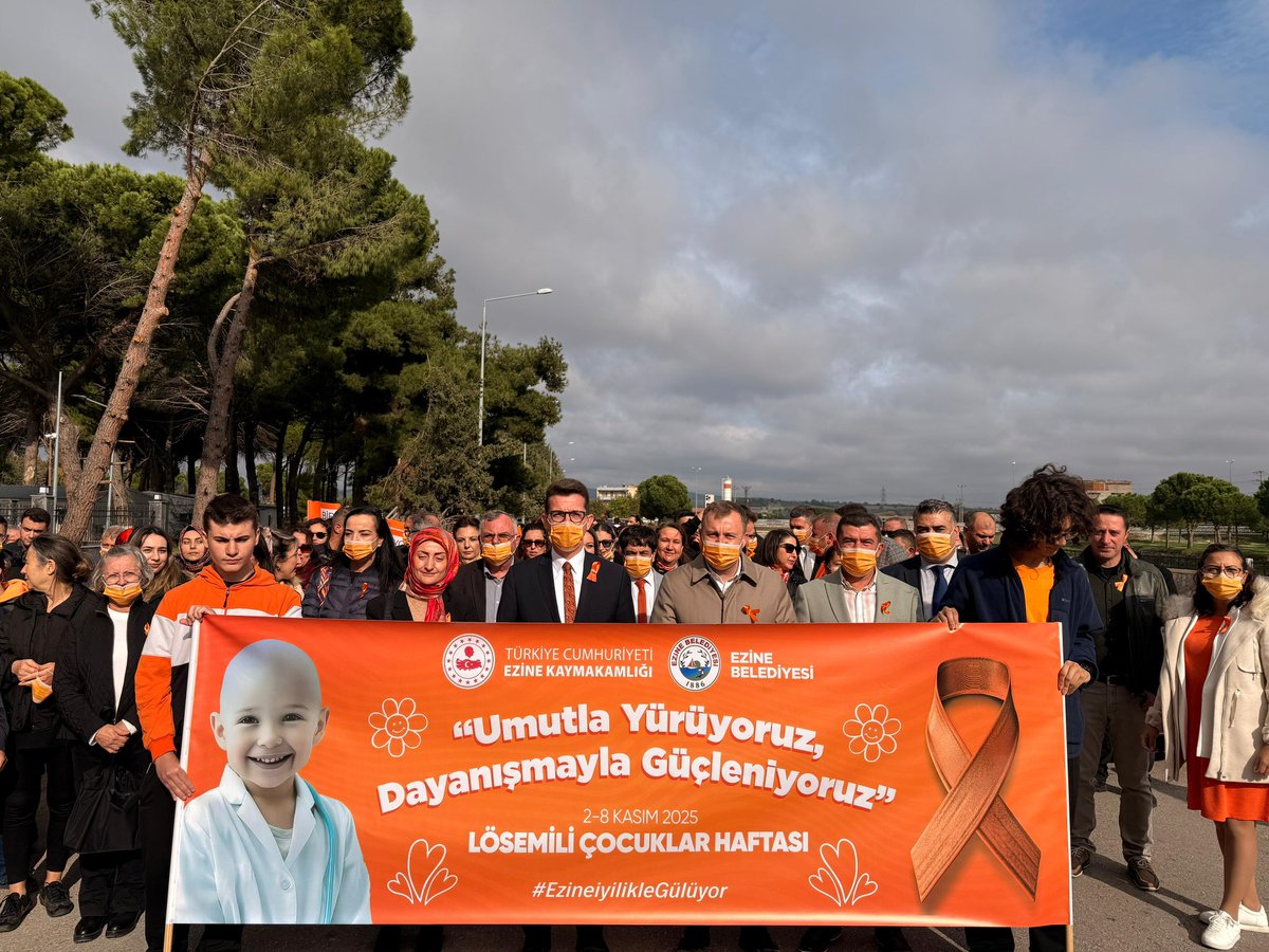 yusufkaptanoglu's tweet photo. “Maskemin Altında Umut Var” 🧡

Lösemili Çocuklar Haftası kapsamında Ezine Belediyemizle birlikte düzenlediğimiz farkındalık yürüyüşünde; çocuklarımızın cesareti, ailelerinin azmi ve ilçemizin dayanışma gücüyle bir kez daha umut olduk, mutluluk gördük.

Bu anlamlı programı birlikte gerçekleştirdiğimiz Belediye Başkanımız Güray Yüksel’e, katkı sunan değerli çalışma arkadaşlarıma, öğretmenlerimize, öğrencilerimize, siyasi parti ve STK temsilcilerine ve tüm hemşehrilerimize teşekkür ediyorum.

Birlikte olduğumuzda, en zor mücadeleler bile daha kolay.
🧡🎗️

#EzineiyilikleGülüyor
#LösemiliÇocuklarHaftası
#BenimişimSeviiçin #BereketiyleEzine #Ezine #Çanakkale