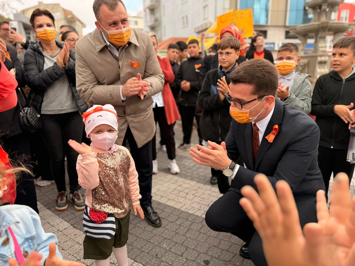 yusufkaptanoglu's tweet photo. “Maskemin Altında Umut Var” 🧡

Lösemili Çocuklar Haftası kapsamında Ezine Belediyemizle birlikte düzenlediğimiz farkındalık yürüyüşünde; çocuklarımızın cesareti, ailelerinin azmi ve ilçemizin dayanışma gücüyle bir kez daha umut olduk, mutluluk gördük.

Bu anlamlı programı birlikte gerçekleştirdiğimiz Belediye Başkanımız Güray Yüksel’e, katkı sunan değerli çalışma arkadaşlarıma, öğretmenlerimize, öğrencilerimize, siyasi parti ve STK temsilcilerine ve tüm hemşehrilerimize teşekkür ediyorum.

Birlikte olduğumuzda, en zor mücadeleler bile daha kolay.
🧡🎗️

#EzineiyilikleGülüyor
#LösemiliÇocuklarHaftası
#BenimişimSeviiçin #BereketiyleEzine #Ezine #Çanakkale