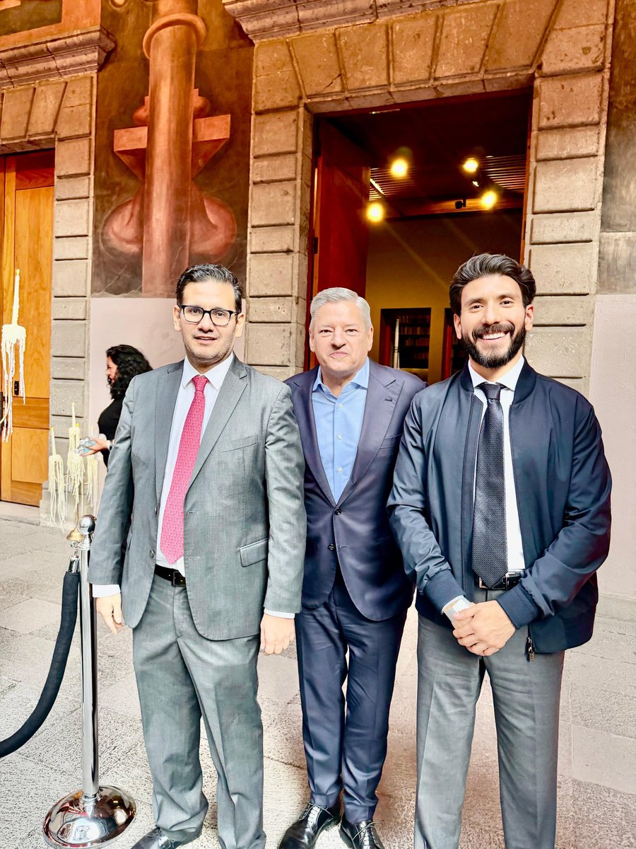 Un gusto volver a saludar a Ted Sarandos, CEO de Netflix. 

La plataforma está comprometida a invertir 1,000 millones de dólares en México 🇲🇽durante los próximos cuatro años, según reiteró el lunes Sarandos al secretario Marcelo Ebrard.