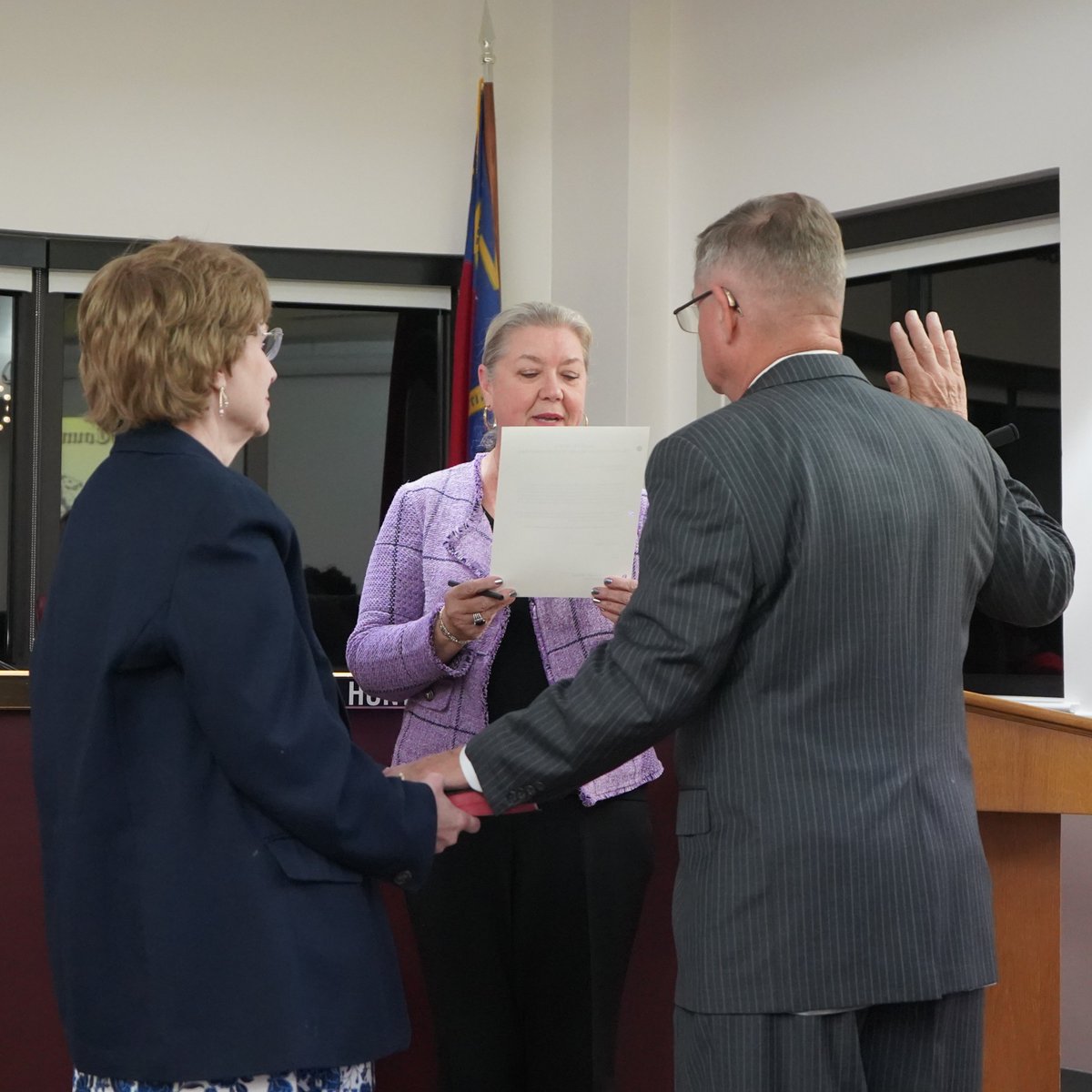 Clerk of Superior Court Lexanne Huffman swore in Tim Mason as County Commissioner at the November 3, 2025 Board of County Commissioners meeting.
Commissioner Mason will represent the District One seat.
Learn more here:
cravencountync.gov/CivicAlerts.as…