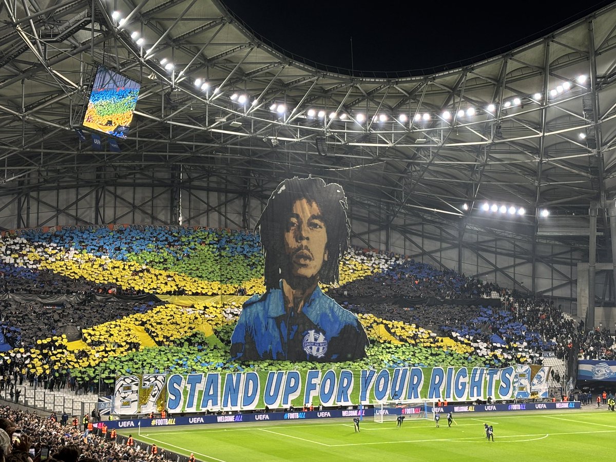 Vincent_1393's tweet photo. Le tifo de zinzin du virage sud ! On espère que ça va booster Mason Greenwood ! 🇯🇲 

©️ @fabrodu13 https://t.co/jzWO7i2Rjk