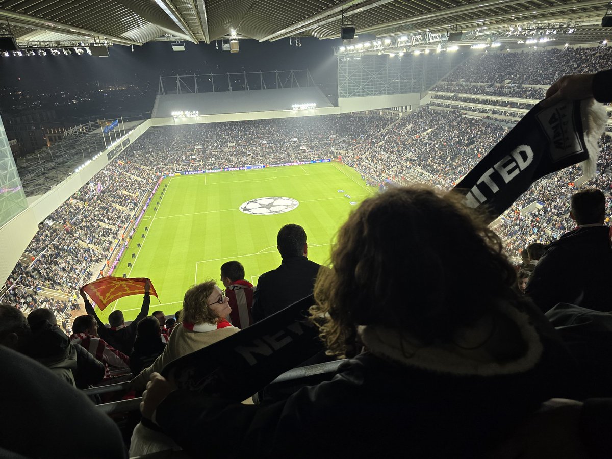 What a fantastic afternoon in Newcastle!🖤 A lovely lady gave us a scarf that we'll cherish and take back with all the love we receive. Now we just have to win!...
Aupa <a href="/AthleticClub/">Athletic Club</a>! Denok batera irabazi arte💪💪