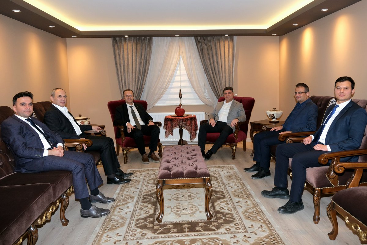 ilyasbozkurt_tr's tweet photo. Prof. Dr. İhsan Çapcıoğlu’ndan TESAM Genel Başkanı Dr. İlyas Bozkurt’a Ziyaret

Ankara Üniversitesi İlahiyat Fakültesi Öğretim Üyesi ve Din Sosyolojisi Anabilim Dalı Başkanı Prof. Dr. İhsan Çapcıoğlu,  Ekonomik Siyasal ve Stratejik Araştırmalar Merkezi (TESAM) Genel Başkanı Dr. İlyas Bozkurt’u makamında ziyaret etti.

Gerçekleşen ziyarette, Türkiye’de sosyal bilimler alanında yürütülen akademik çalışmalar, düşünce kuruluşlarının toplumsal gelişime katkısı ve ortak proje olanakları üzerine kapsamlı bir istişarede bulunuldu. Prof. Dr. İhsan Çapcıoğlu, TESAM’ın akademi ve sivil toplum arasındaki köprü rolüne dikkat çekerek yapılan çalışmaları takdir ettiğini ifade etti.

Dr. İlyas Bozkurt ise ziyaretten duyduğu memnuniyeti dile getirerek Prof. Dr. Çapcıoğlu’na teşekkür etti. Görüşmenin sonunda taraflar, ilerleyen dönemlerde ortak çalışma ve etkinlikler düzenlenmesi konusunda iyi niyet temennilerini paylaştılar.