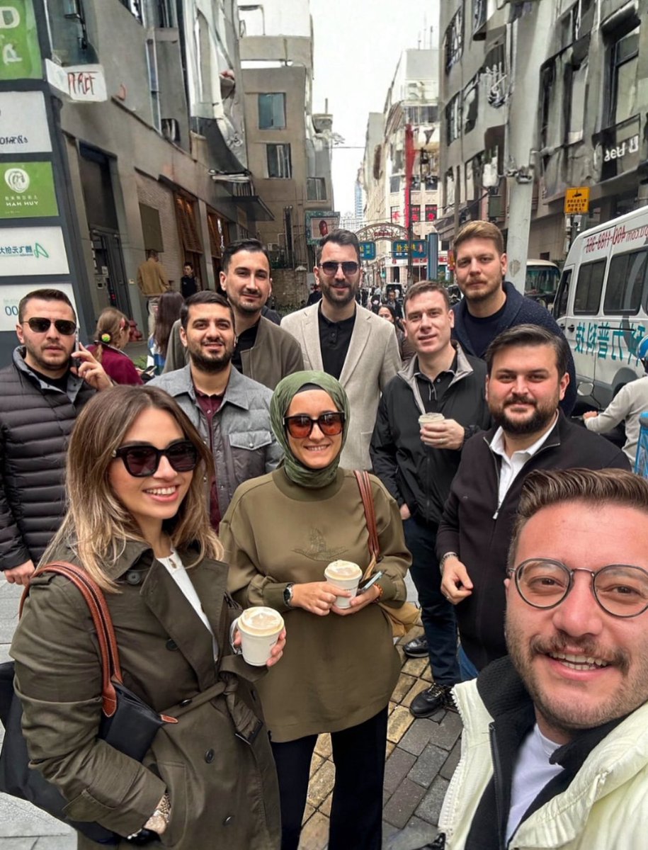 Çin hükümetinin davetiyle Pekin sokaklarında gülerek poz veren AK Parti Gençlik Kolları heyetine tepkiler çığ gibi büyüyor.