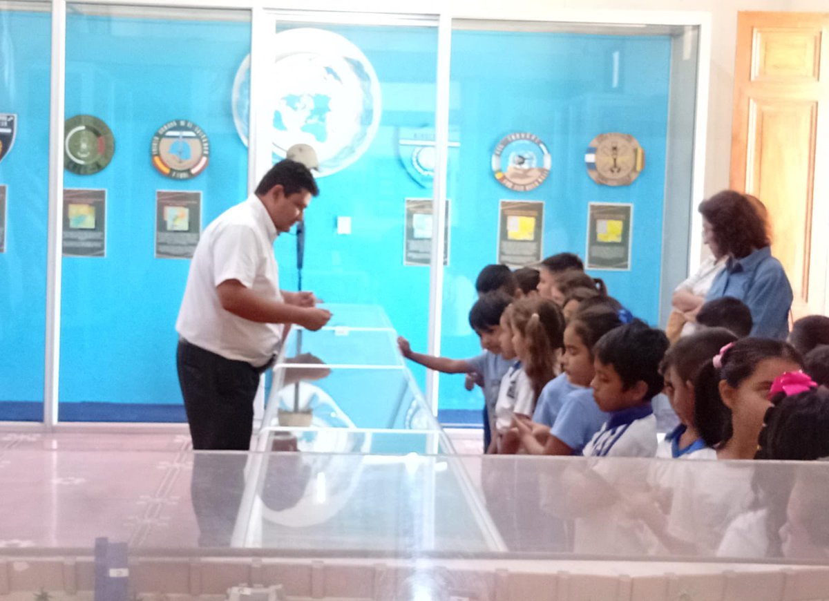 📸✨ ¡Una mañana llena de historia y aprendizaje!

Hoy recibimos con mucha alegría a los estudiantes de la Escuela Parvularia del Congo, quienes disfrutaron de un recorrido por nuestras instalaciones, conociendo de cerca parte del patrimonio histórico militar de El Salvador. 🇸🇻