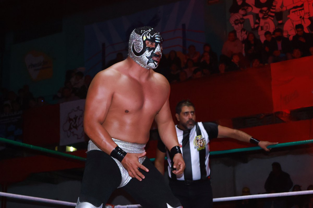 Mascara2milJr's tweet photo. “Solo el que intenta lo absurdo es capaz de conseguir lo que parecía imposible”
-Miguel de Unamuno
Soy el junior más codiciado de todas las Damiselas a si nomas !!!!
#mascaraaño2000jr #hijodemascaraaño2000 #solitariojr #hijodesolitario #jr #legados #luchalibremexicana #wrestling https://t.co/uHGjLQlQIk