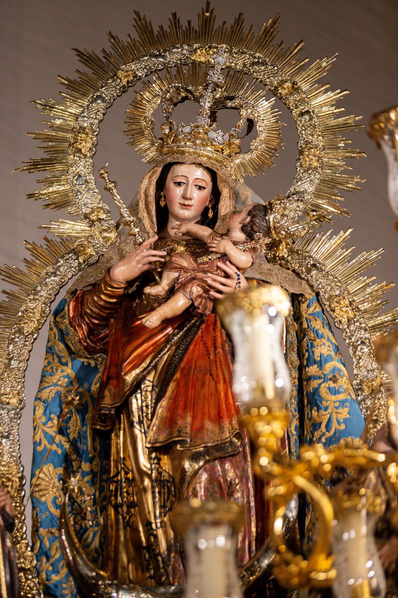 La Reina de Todos los Santos <a href="/ReginaSanctorum/">Todos los Santos</a>, preparada para la  salida procesional de este domingo desde <a href="/OmniumSanctorum/">Real Parroquia de Omnium Sanctorum Sevilla</a>. El cortejo saldrá a las calles a partir de las 18:00 horas. Por la mañana, a las 12:00 horas, será la función principal de instituto. 📸 <a href="/UrbanoGllorca/">Urbano G.Llorca</a>