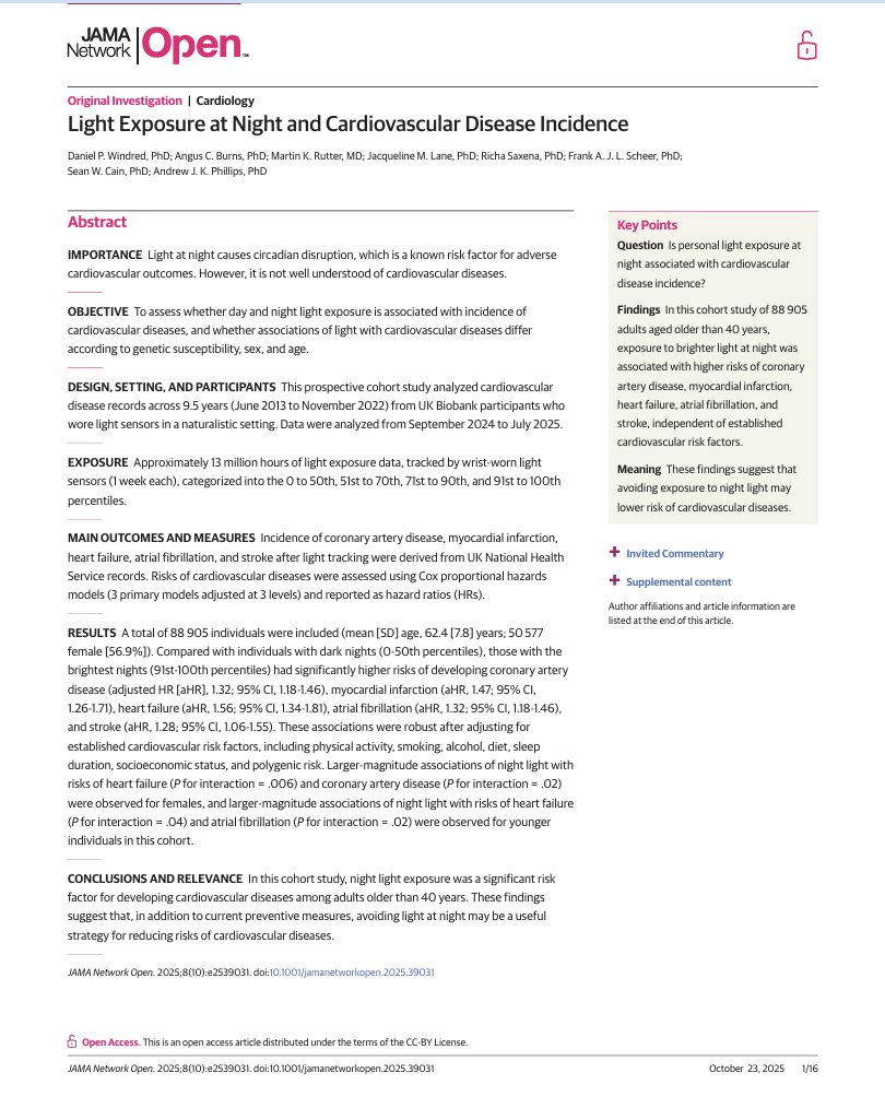 Un estudio con más de 88.000 individuos confirma que dormir con luz aumenta el riesgo de enfermedad cardiovascular (infarto, Insuficiencia cardíaca, arrítmias, ictus). 

La luz nocturna interrumpe tu rítmo circadiano, altera la melatonina, la presión arterial y la sensibilidad a