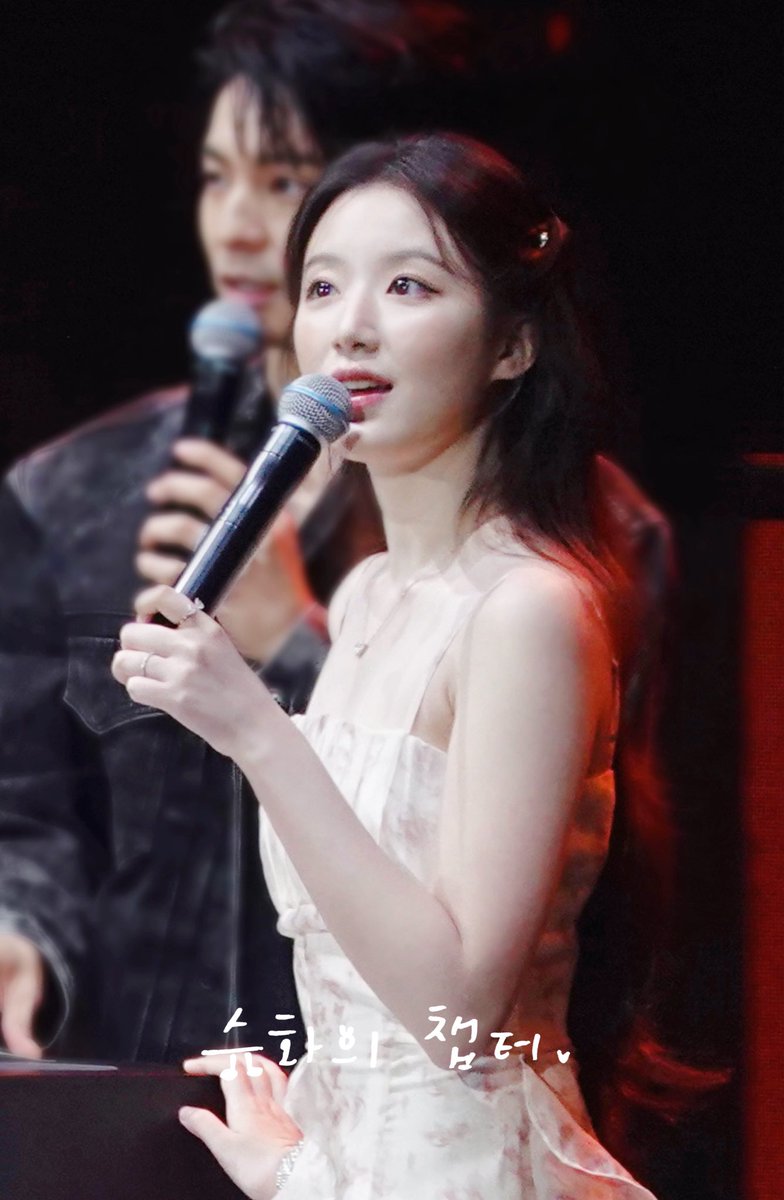 chapter_ysh's tweet image. 251105 감별사 talk concert

MC 슈화 너무 기특해요🤎
🫳🏻
🐺

#아이들  #여자아이들 #GIDLE #IDLE  
#슈화 #SHUHUA #舒華