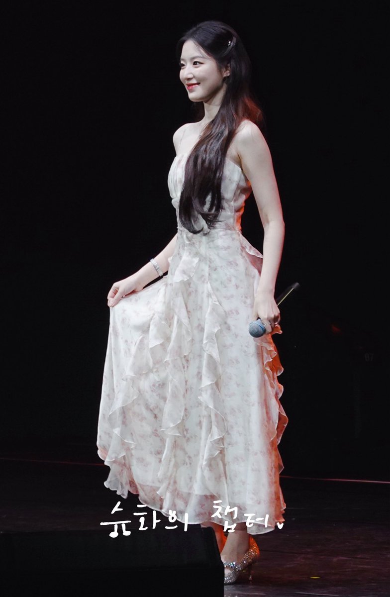 chapter_ysh's tweet image. 251105 감별사 talk concert

MC 슈화 너무 기특해요🤎
🫳🏻
🐺

#아이들  #여자아이들 #GIDLE #IDLE  
#슈화 #SHUHUA #舒華