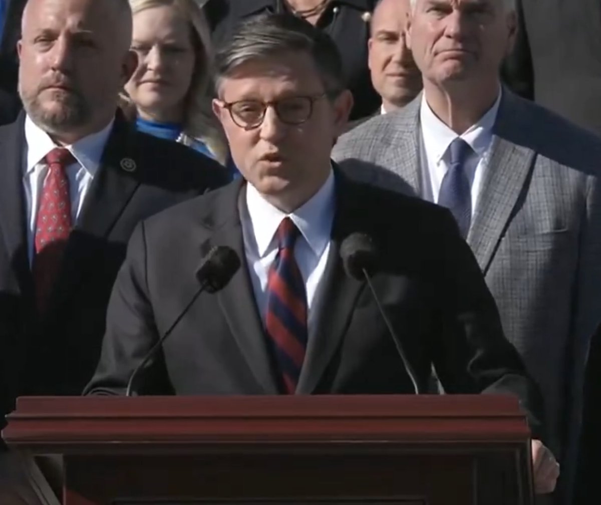 OccupyDemocrats's tweet image. BREAKING: Speaker Mike Johnson accidentally gives Americans a huge reason to create a blue wave in the midterm elections, says that it could "end the Trump administration" and cut his term from four years to two.

Don't threaten us with a good time MAGA Mike...

"I told him this…