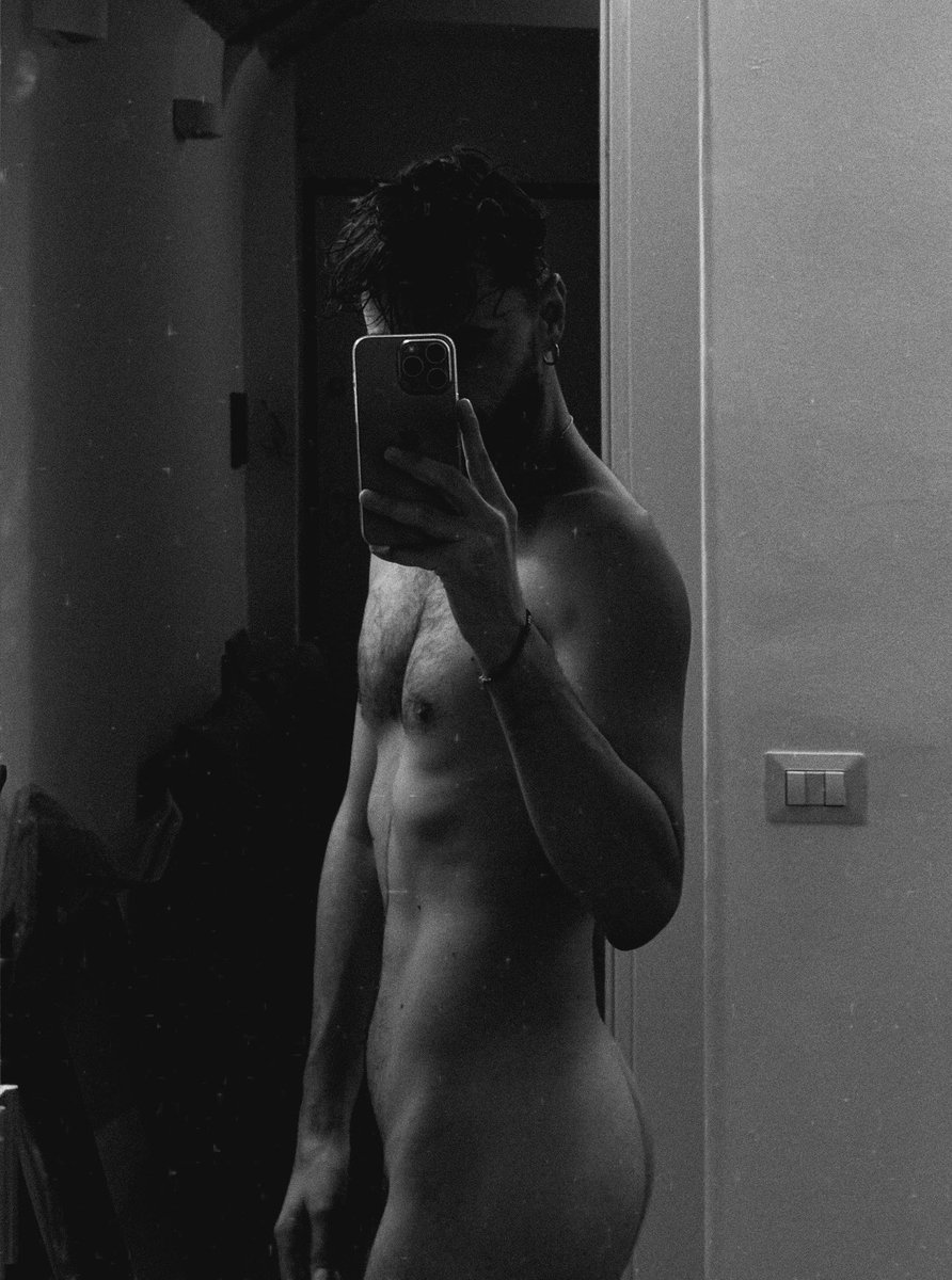 ESaolini's tweet photo. ho pensato per tutto il giorno che fosse venerdì 😶‍🌫️

#roma #gay #man #blackandwhite #selfie #wednesday #tired https://t.co/7vcJEYsFsK