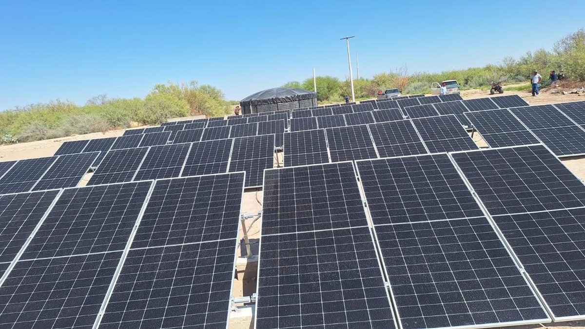 En el ejido #LaVirgen, municipio de #FranciscoIMadero, el Secretario de Desarrollo Rural, Jesús María Montemayor Garza, supervisó la instalación de paneles solares y una bomba sumergible para la habilitación del Pozo de agua,  #RegiónLaguna. 🚜 #CoahuilaPaDelante #APasosDeGigante