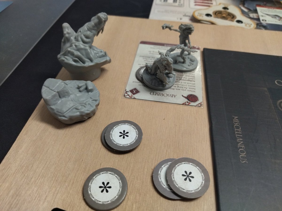 Continuamos con #AeonTrespassOdyssey de <a href="/ITUstudio/">Into the Unknown</a> en <a href="/enclavedejuego/">Asociación Enclave de Juego</a> .

Tras vencer a una aberración de ambrosía, la Chimera Metástasios, un combate perfecto. Avanzamos por la Laconia sintiendo el aliento del adversario, acechandonos.

#bgg #boardgames #juegosdemesa #oviedo