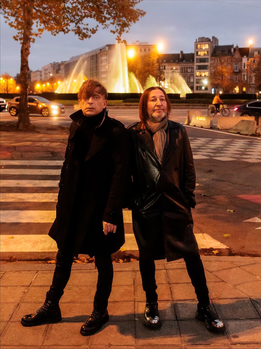 shuralevast's tweet photo. встреча гдр и фрг в цвете, 1989 (где то на горизонте встаёт брежневский поцелуй.. ) https://t.co/1eyxc7xn2S