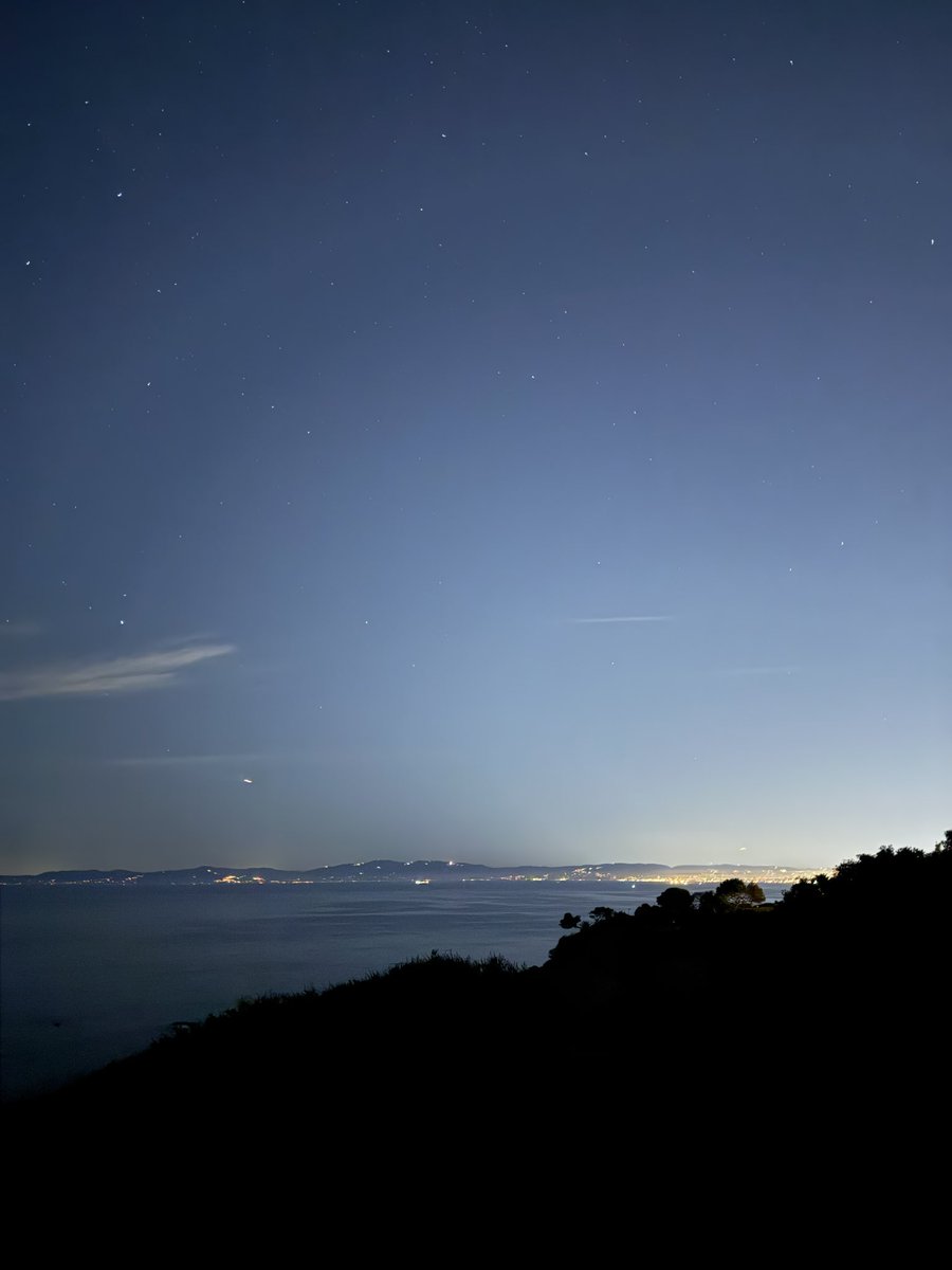 سَيَذكُرُني قَومي إِذا جَدَّ جِدُّهُم
وَفي اللَيلَةِ الظَلماءِ يُفتَقَدُ البَدرُ
فَإِن عِشتُ فَالطَعنُ الَّذي يَعرِفونَهُ
وَتِلكَ القَنا وَالبيضُ وَالضُمَّرُ الشُقرُ

ابي فراس الحمداني