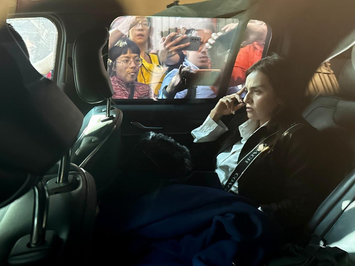 #ElBarbasDice 

La mandaron traer ¡Ahuevo! y ella le respondió que NO a una foto a la Presidenta Claudia Sheinbaum, México despertará muy pronto 🫶🏻👏🏻