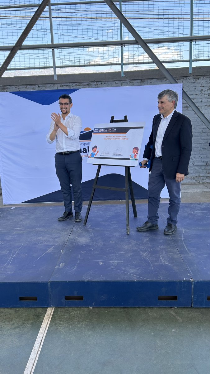 El subsecretario Claudio Araya y la municipalidad de <a href="/penalolen/">Peñalolén</a>, firman el convenio del programa "Guardianes Digitales" con el fin de promover espacios seguros en el uso de Internet en la comunidad académica.