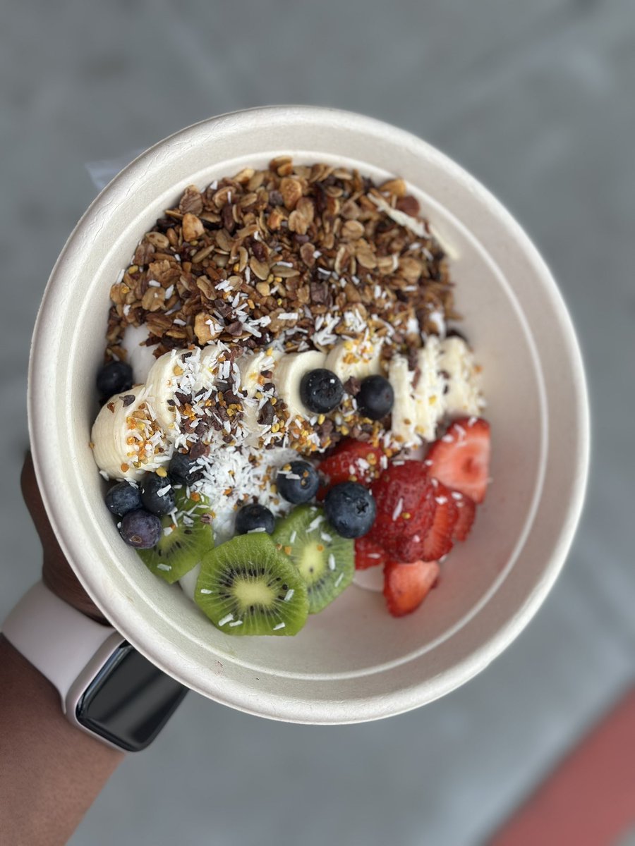 dellegordonn's tweet photo. Morning fuel 🍓🥝✨
A little color, crunch, and calm to start the day right.
#HealthyEats #SmoothieBowl #MorningVibes https://t.co/WDuO2QqaH9