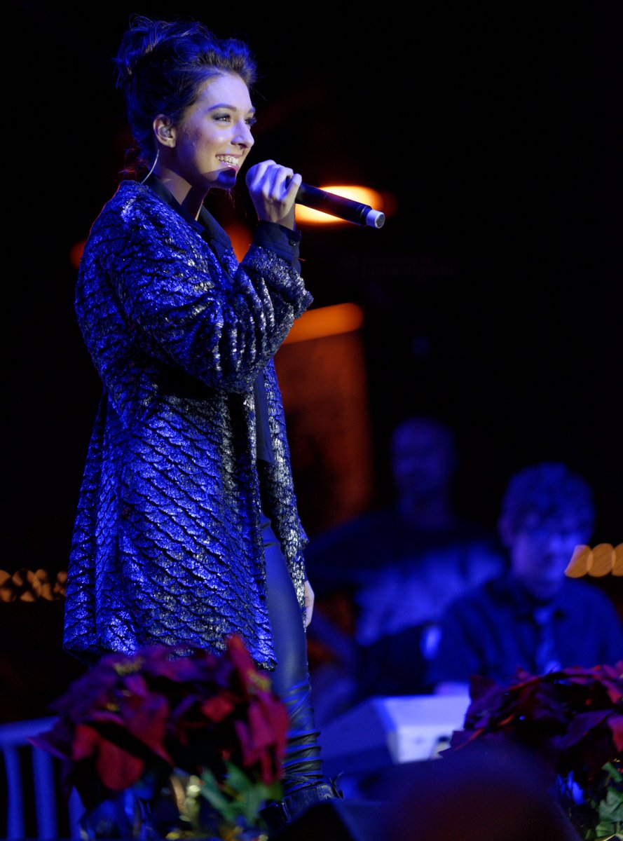 Winter is in the air! We love looking back at these gorgeous photos of Christina performing on a chilly winter’s night in 2015! 💚

📸: Justin Higuchi