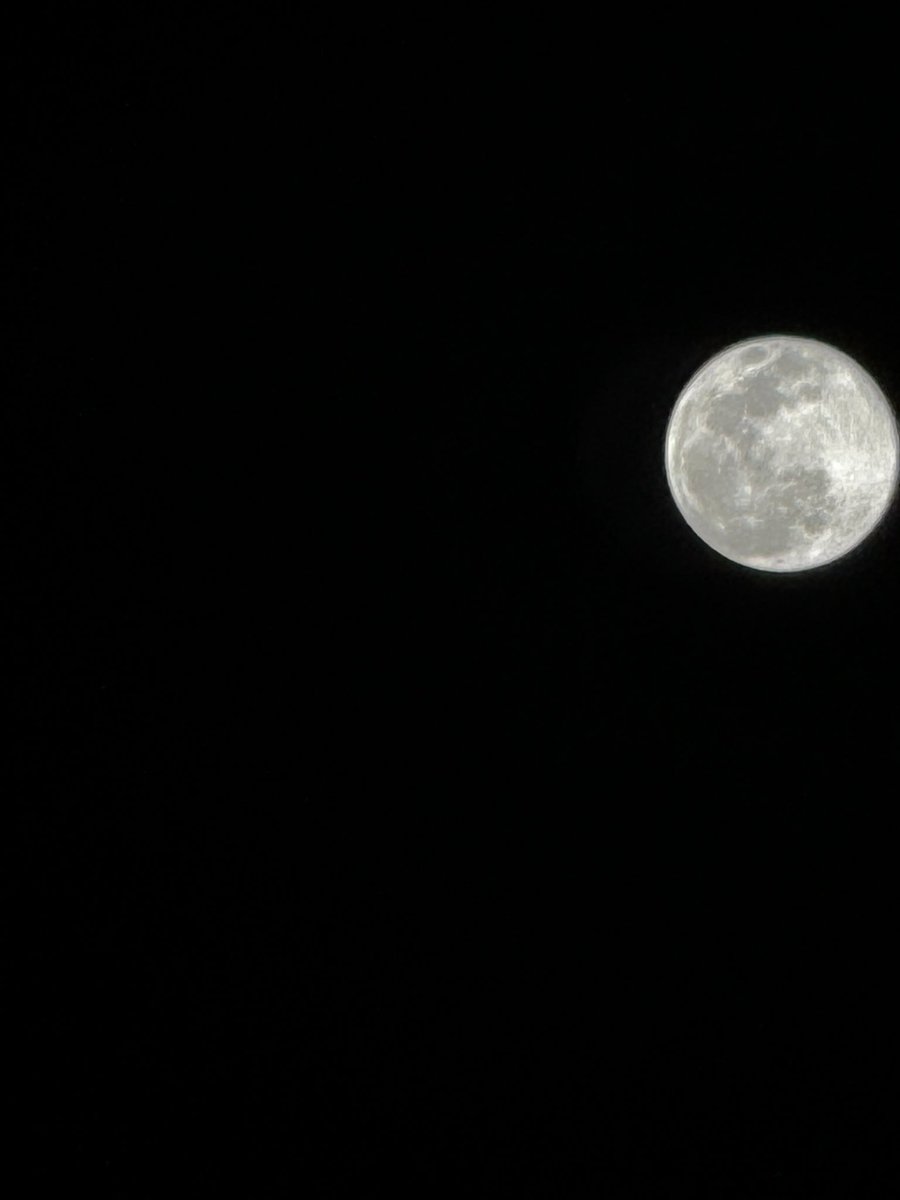 في غيابك جلست أخيط دقائق الوقت بخيوط من حنين... 
#تصويري