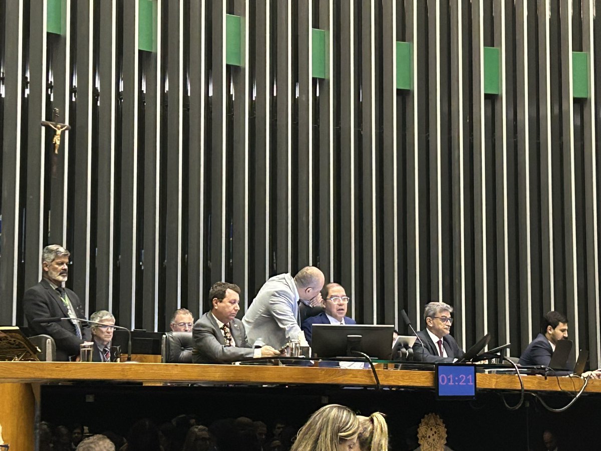 celiaxakriaba's tweet image. ESSA É A MESA QUE DECIDE SOBRE A VIDA DE MENINAS E MULHERES VÍTIMAS DE ESTUPRO.

Eles querem retirar o direito das vítimas de realizarem o aborto seguro e garantido por lei.

A extrema direita precisa entender: criança não é mãe e estuprador não é pai.