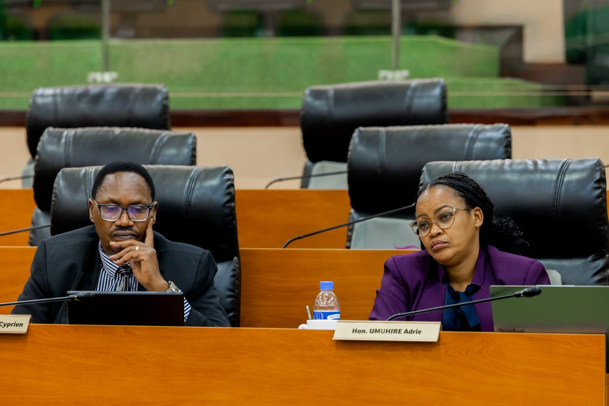 RwandaHealth's tweet photo. Uyu munsi, Minisitiri @nsanzimanasabin yagiranye ikiganiro n’Abasenateri bagize Komisiyo Y’Imibereho y’Abaturage n’Uburenganzira bwa Muntu ku bikorwa n’ingamba zo guteza imbere ubuvuzi bw’abageze mu zabukuru. 
Mu Rwanda hari inzobere  z’abaganga bita ku bageze mu zabukuru, serivisi zihariye, na gahunda yo kongera umubare w’abaganga bo muri iki cyiciro. Hakomeje gukorwa byinshi bigamije kunoza no kwegereza serivisi z’ubuvuzi abageze mu zabukuru.
-------
Today, Minister @nsanzimanasabin met with the Senate Committee on Social Affairs and Human Rights to discuss Rwanda’s progress in geriatric care. 
With rising life expectancy, the country now has qualified geriatricians, dedicated clinics, and an accredited fellowship to train more specialists. Efforts continue to decentralize services and strengthen policy frameworks.