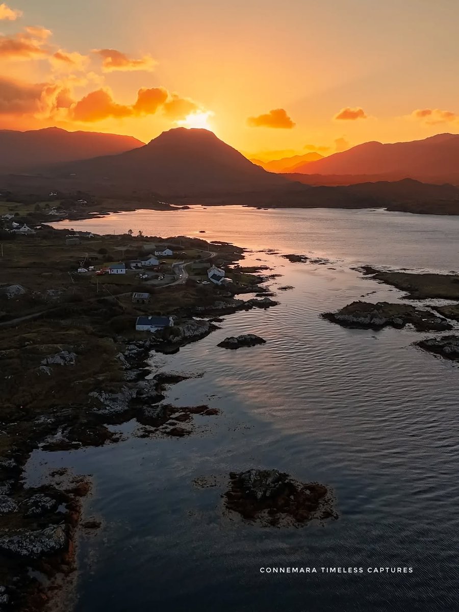 visit_galway's tweet image. Imagine waking up to a sunrise like this in Connemara... Pure unfiltered beauty! It&apos;s impossible not to fall in love with Connemara! 💛

📸 IG/ connemara.timeless.captures
📍 Derryinver, Connemara

#Sunrise #Class #Derryinver #Connemara #Galway #Ireland #VisitGalway