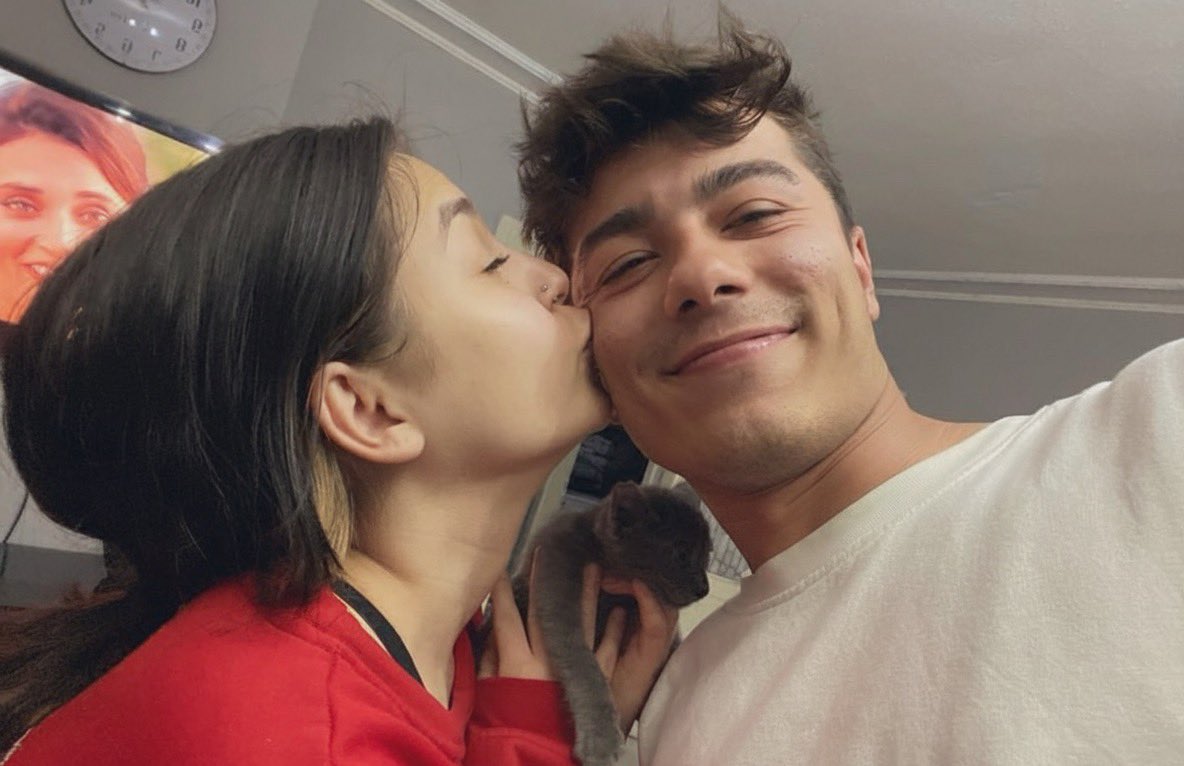 sende çocuk oldun abi, üstelik birde beni büyüttün. 
ne elinde bıçak gördüm, nede bana bıçak tutmayı öğrettin.
bunlara çocuk diyorlar, öyle çocuk olmaz dimi abi? 
#HakanÇakır