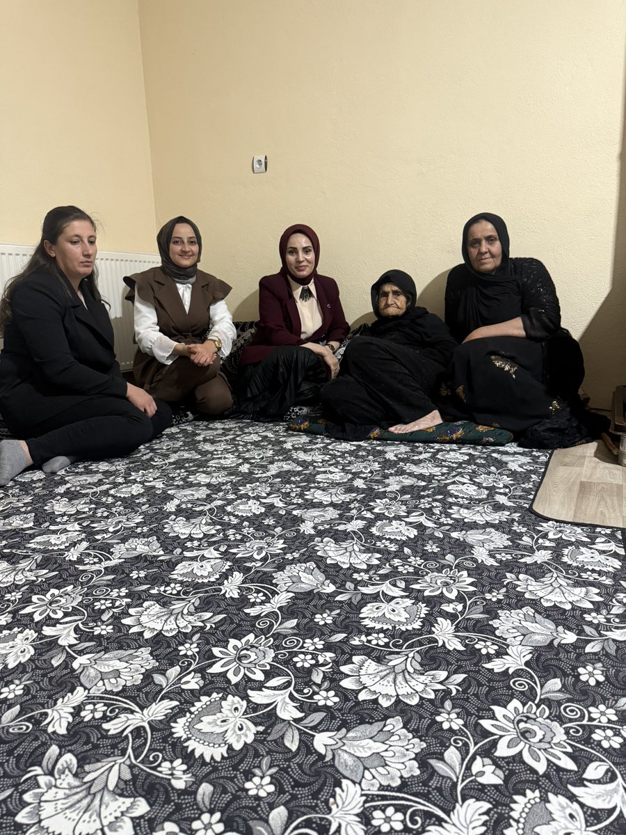 📍Derecik/Ortaklar Köyü

Derecik’in emektar, yürekli köy kadınlarıyla bir araya geldik 💛
Üretimin, sabrın ve emeğin en güzel örneklerini sergileyen kadınlarımızla gönül gönüleydik.
Kadının olduğu her yerde bereket, umut ve güç var!
Alın teriyle hayatı güzelleştiren