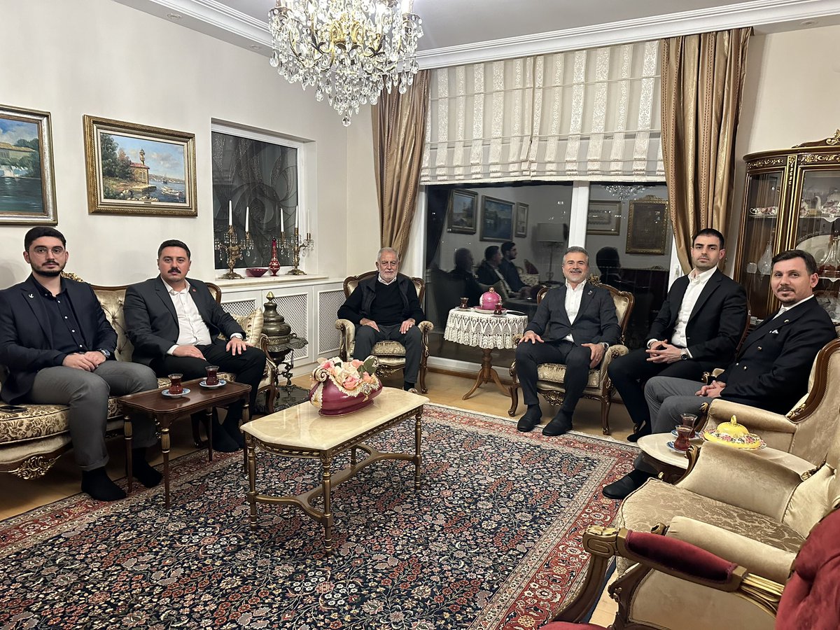 İstanbul’da Milli Görüş çınarlarından Necdet Gökçınar ağabeye misafir olduk. Geçmişten bugüne hareketi ve gayreti değerlendirdik.
Dilerim, gençlerimiz, büyüklerimizin hayat ve siyaset tecrübelerinden istifade için birbirleriyle yarışırlar.