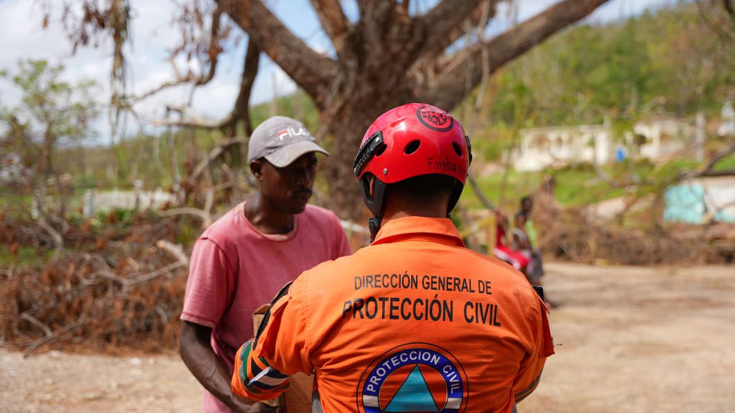 La delegación salvadoreña enviada a Jamaica continúa con las labores de apoyo humanitario a las familias afectadas por el huracán Melissa.

Como parte de las 50 toneladas de suministros enviadas, hoy se entregaron paquetes de alimentación en Salt Marsh Primary and Infant School,