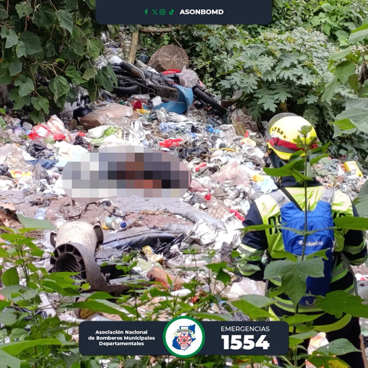 ASONBOMDGT's tweet photo. 🚨 EmergenciasCBMD | PERSONA FALLECIDA 🏍️

El cadáver de un motorista en estado de descomposición, fue localizado en el fondo de un barranco de aproximadamente 40 metros de profundidad en el Cantón Río Camanibal, del municipio de Chichicastenango, departamento de Quiché. 

Elementos de @ASONBOMDGT de la Estación No. 03 del referido municipio se hicieron presentes al lugar bordo de las unidades RD-34 y AD-139 quienes están a la espera de las autoridades correspondientes, para poder realizar el rescate del cuerpo. 

 📞  Línea de Emergencias 1554      
💬  WhatsApp  https://t.co/R3Tj7tHLKV