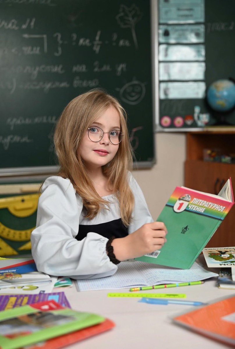 С каким же боем ее за книжку сажают.
Но выпускной альбом красивый, да