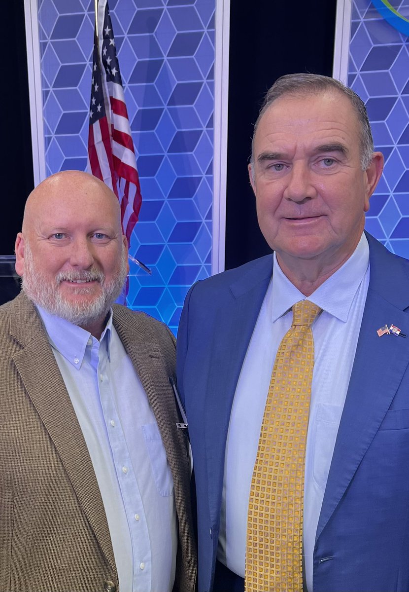 JShips's tweet image. Great visit with Gov. Mike Kehoe today at the @stlagbizclub event and talk about @CoverCress, Missouri farmers, and the vital role of winter oilseeds in the growing SAF market. Missouri agriculture is fueling progress — in more ways than one! #SAF #agriculture #farming #agtech
