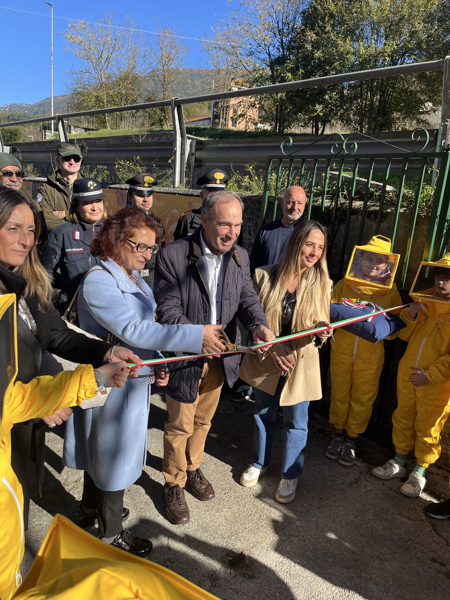 monti_simbruini's tweet photo. Questa mattina, inaugurazione dell’Apiario didattico del #Parco a #Subiaco, una struttura che prende vita nuova 🐝 al servizio delle scuole di ogni ordine e grado.

#parcoMontiSimbruini #educazioneambientale #territorio #api https://t.co/a0UTNPbKZc