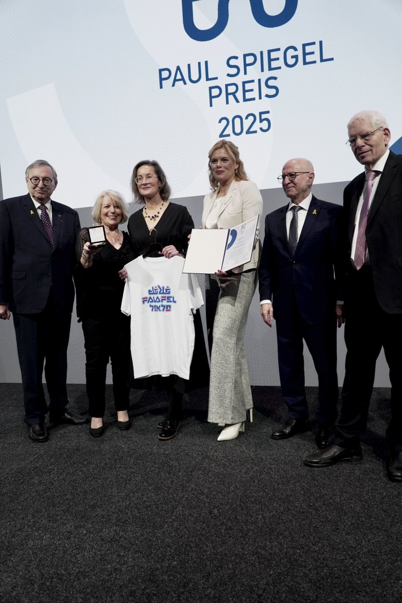 Karoline Preisler wurde heute vom Zentralrat der Juden in Deutschland mit dem Paul-Spiegel-Preis für Zivilcourage ausgezeichnet. 

Mazal tov, <a href="/PreislerKa/">Karoline Preisler</a>! 

Ihr politisches Engagement ist von dem Mut geprägt, Extremisten auf öffentlichen Demonstrationen nicht das Feld zu