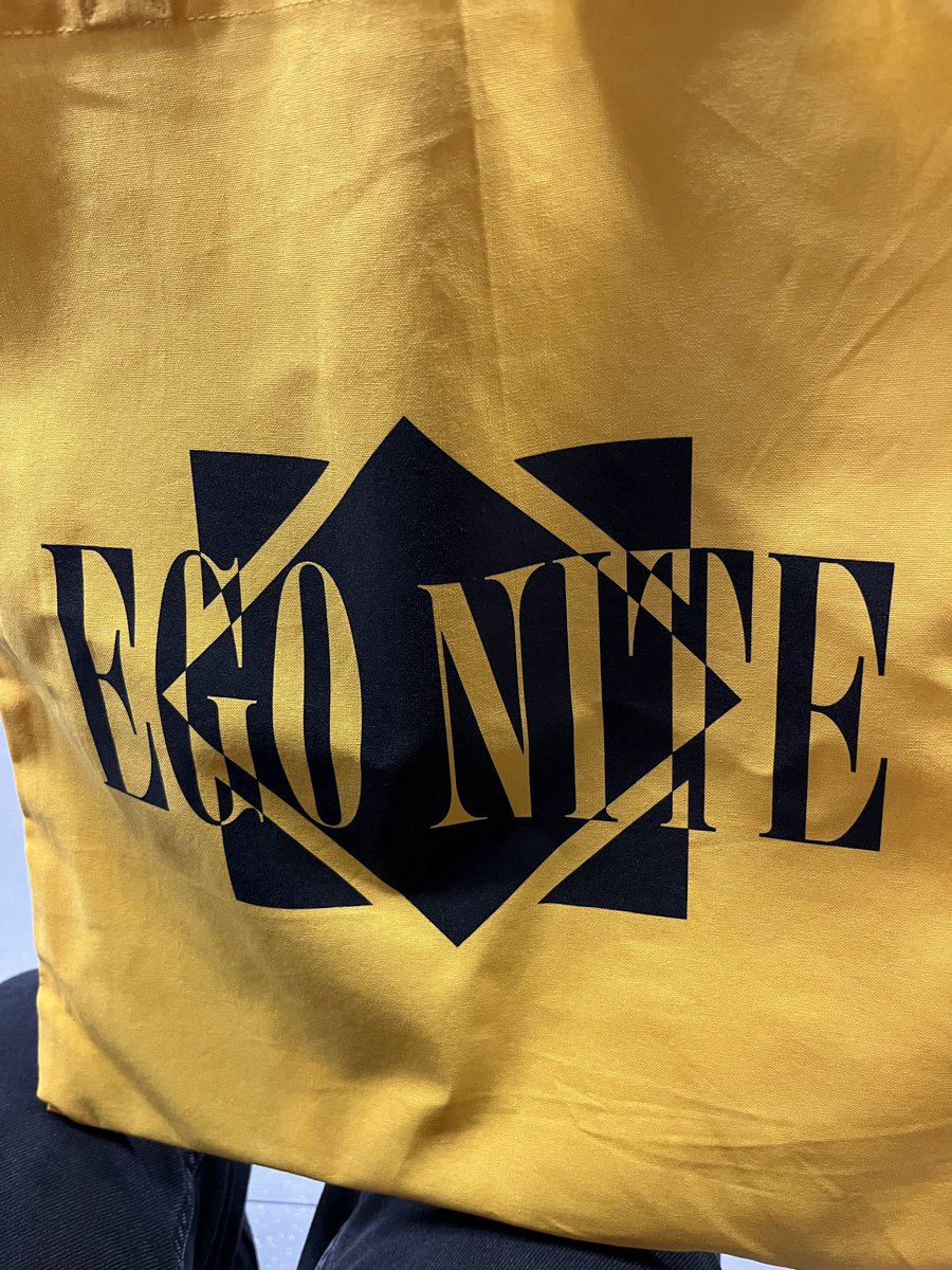 WHAT DO YOU MEAN I FUCKING WON THE SIGNED CD IN LYON, FR?! 
#egonite #hayleywilliams