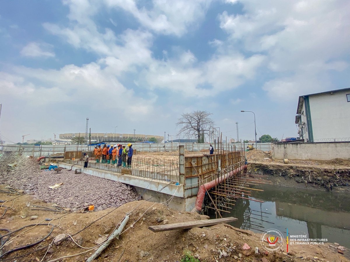 EdmondIzuba1's tweet image. 🔴Inondations à Kinshasa : le ministre John Banza Lunda annonce la démolition des constructions illégales👇

Dans un contexte de crises répétées dues aux inondations qui paralysent la capitale congolaise, Kinshasa, le Ministre des Infrastructures et Travaux Publics, John Banza…