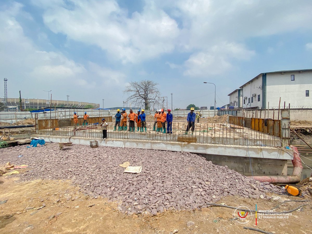 EdmondIzuba1's tweet image. 🔴Inondations à Kinshasa : le ministre John Banza Lunda annonce la démolition des constructions illégales👇

Dans un contexte de crises répétées dues aux inondations qui paralysent la capitale congolaise, Kinshasa, le Ministre des Infrastructures et Travaux Publics, John Banza…