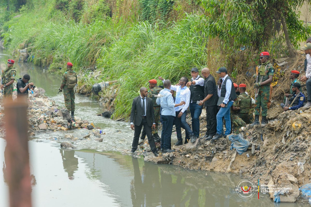 EdmondIzuba1's tweet image. 🔴Inondations à Kinshasa : le ministre John Banza Lunda annonce la démolition des constructions illégales👇

Dans un contexte de crises répétées dues aux inondations qui paralysent la capitale congolaise, Kinshasa, le Ministre des Infrastructures et Travaux Publics, John Banza…