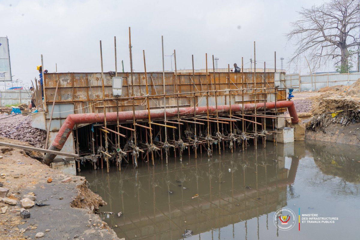 EdmondIzuba1's tweet image. 🔴Inondations à Kinshasa : le ministre John Banza Lunda annonce la démolition des constructions illégales👇

Dans un contexte de crises répétées dues aux inondations qui paralysent la capitale congolaise, Kinshasa, le Ministre des Infrastructures et Travaux Publics, John Banza…