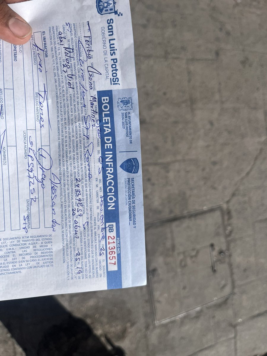 daluciot's tweet photo. todo por no darle su aguinaldo al tránsito https://t.co/8iQOx5kRg1
