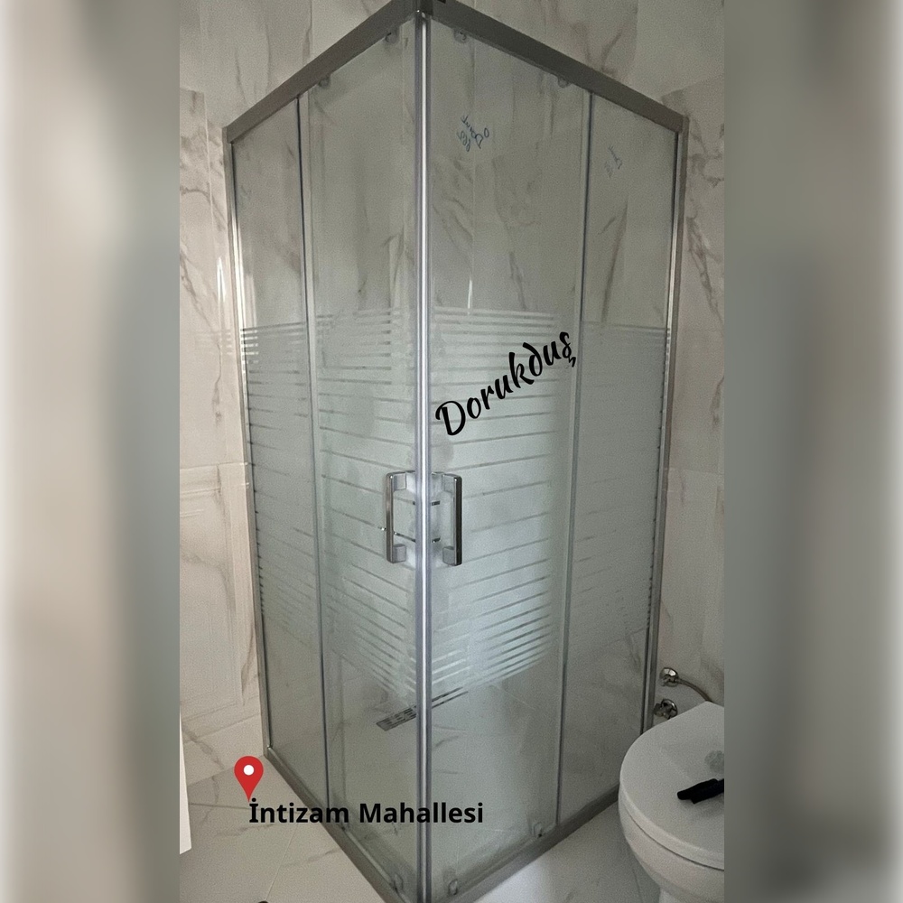 dorukdus's tweet image. Kromun parlak yüzünü kumlamanın mistik yanı ile buluşturan çizgili köşe duşakabin modeli, sadelikten vazgeçmeyenler için mükemmel bir seçim olabilir. 

#dorukduş #dorukdus #bursa #dusakabin #bursadaduşakabin #pleksi #pivotkapı #tekne #Kumlamakabin #kumlamadesen #yerliüretim