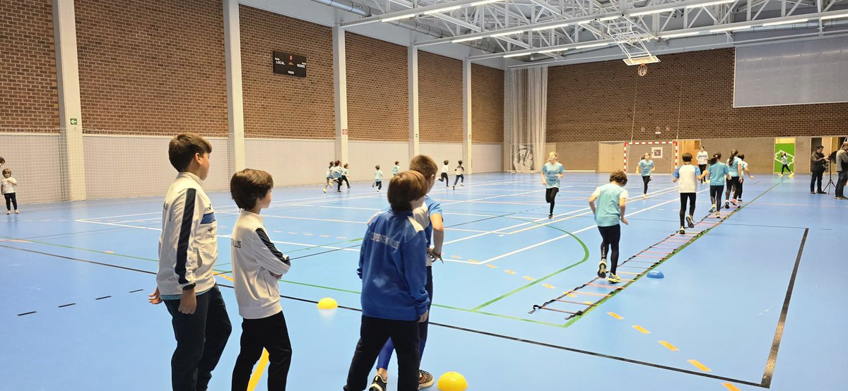 Hoy día de lluvia. TOCÓ PABELLÓN, a falta de módulo cubierto de atletismo. <a href="/josesanto87/">JoseA.SantoDomingo</a> <a href="/rubenmunozcoach/">Rubén Muñoz De La Cruz</a> <a href="/jaldudob/">Josue Aldudo</a>