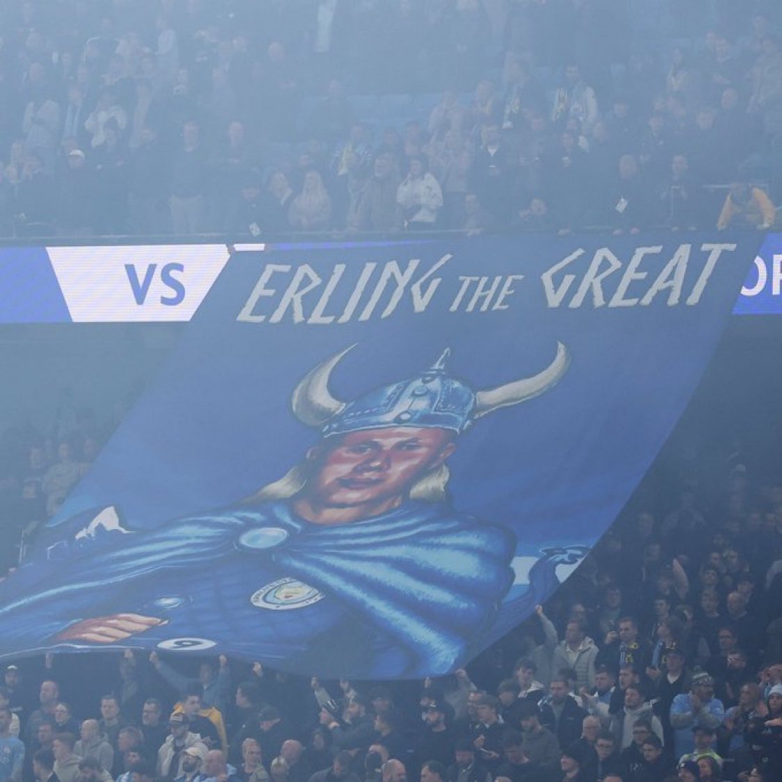 Mercado_Ingles's tweet photo. Hinchas del Manchester City revelan un tifo en honor a Erling Haaland con el mensaje “Erling el Grande”. https://t.co/YqbhUo24L1